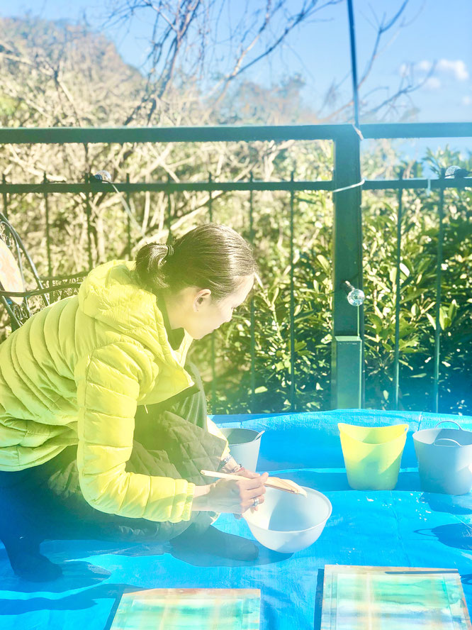 人の心を癒し元気にする絵を山で描くアーティスト、若生ひとみ